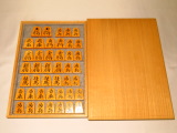児玉龍兒作錦旗御蔵島黄楊赤柾盛上将棋駒/児玉龍兒オリジナル直筆署名付七段高級桐平箱 未使用品(K894)